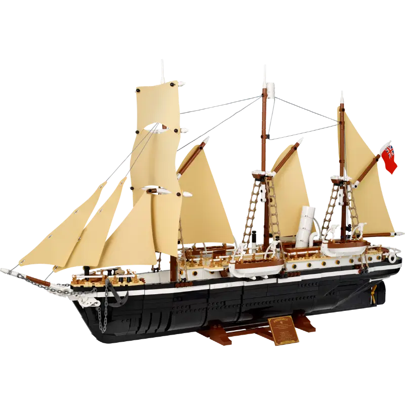 Zijaanzicht van de Lego Endurance set, een gedetailleerd bouwwerk geïnspireerd door een iconisch vaartuig. Te huur bij BrickBuddies.nl voor uren bouwplezier.