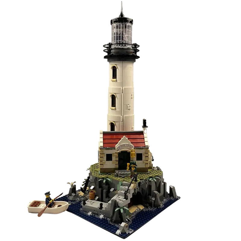 Gedetailleerd Lego-model van een klassieke vuurtoren met realistische kenmerken. Te huur bij BrickBuddies.nl voor een uren bouwplezier.